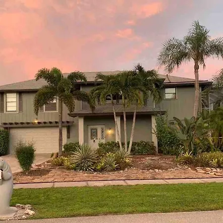 Stylish & Cheerful Marco Home W/ Awesome Location
